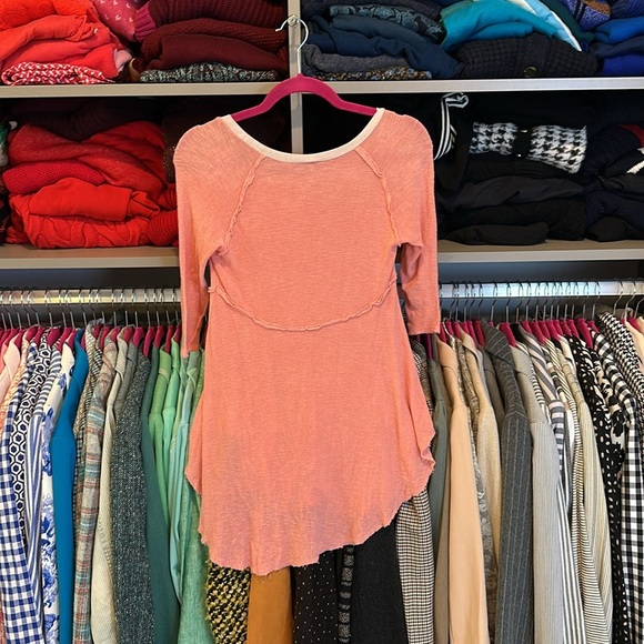 Free People pink with ivory trim 1/2 sleeve raw edged top size S - Picture 3 of 3